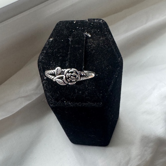 GLAMOUR ENGAGEMENT RING SIZE 6 - Picture 5 of 5